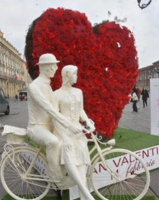 Un’opera d’arte naturale per celebrare l’amore in piazza Castello